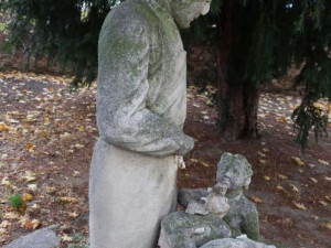 Sochu na Znojemsku zničil vandal. Svatému Klementovi urval obě ruce