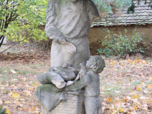 Sochu na Znojemsku zničil vandal. Svatému Klementovi urval obě ruce