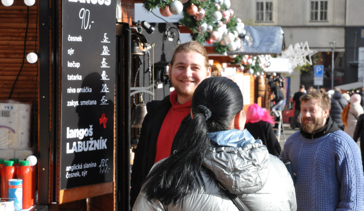 Svařák za osmdesát korun, bramborák za dvě stovky. V Brně začaly vánoční trhy