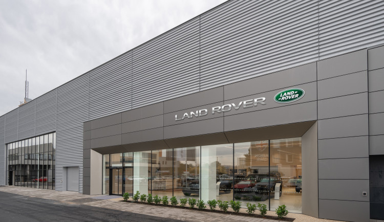 Land Rover má nový domov v Brně. Moderní autosalon vznikl místo prodejny potravin