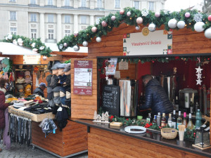 Svařák za osmdesát korun, bramborák za sto třicet. V Brně začaly vánoční trhy
