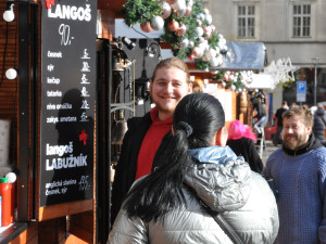 Svařák za osmdesát korun, bramborák za dvě stovky. V Brně začaly vánoční trhy