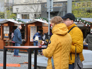 Svařák za osmdesát korun, bramborák za sto třicet. V Brně začaly vánoční trhy