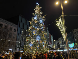 Tisíce Brňanů se nahrnuly na náměstí, aby viděly rozsvícení vánočního stromu