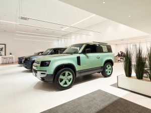 Land Rover má nový domov v Brně. Moderní autosalon vznikl místo prodejny potravin