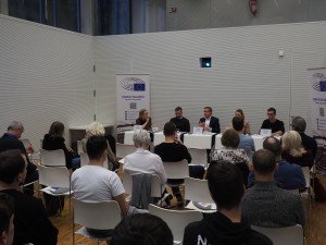 Nezakazujme ve školách umělou inteligenci, shodli se experti v Brně