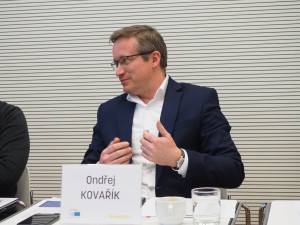 Nezakazujme ve školách umělou inteligenci, shodli se experti v Brně