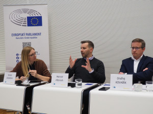 Nezakazujme ve školách umělou inteligenci, shodli se experti v Brně