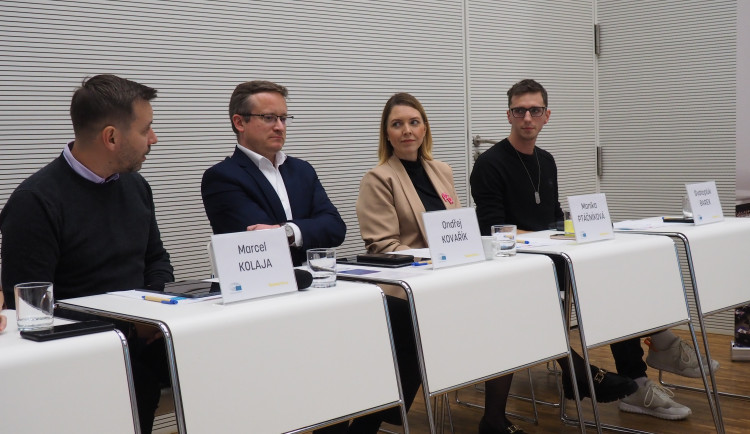 Nezakazujme ve školách umělou inteligenci, shodli se experti v Brně