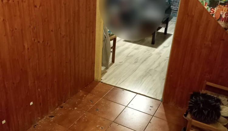Žena řekla nájemníkovi, ať se vystěhuje. Ten zničil byt kovou tyčí a ženu zranil