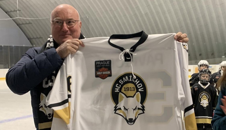 VIDEO: Děti, které v rámci protestu hrály hokej před magistrátem, mají nový zimní stadion