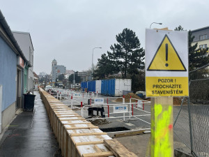 Zpoždění a komplikace. V Brně rozkopali Gajdošovu ulicí