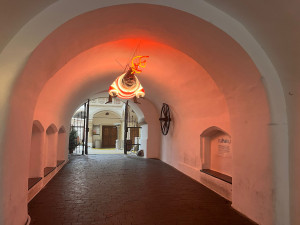 Brněnský drak vyhlíží Vánoce. Oblékl pletený svetr a z tlamy mu šlehají plameny