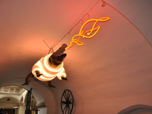 Brněnský drak vyhlíží Vánoce. Oblékl pletený svetr a z tlamy mu šlehají plameny