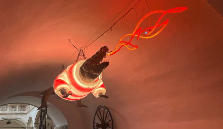 Brněnský drak vyhlíží Vánoce. Oblékl pletený svetr a z tlamy mu šlehají plameny