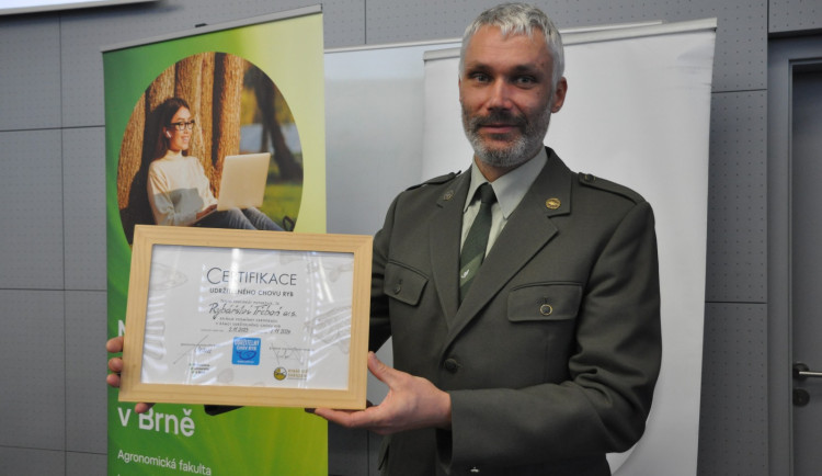 Tomáš Brabec je zástupcem Rybářství Třeboň, které letos jako první certifikát získalo