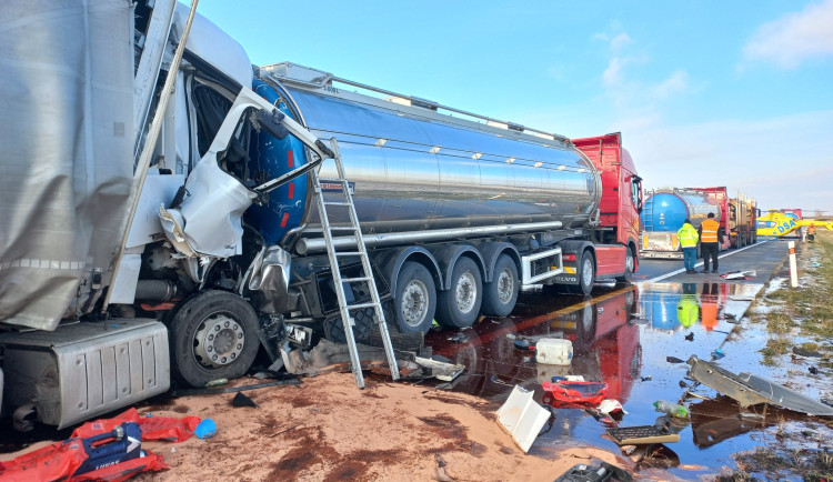 Na dálnici D2 u Brna se srazila cisterna s náklaďákem. Tři lidé jsou zranění