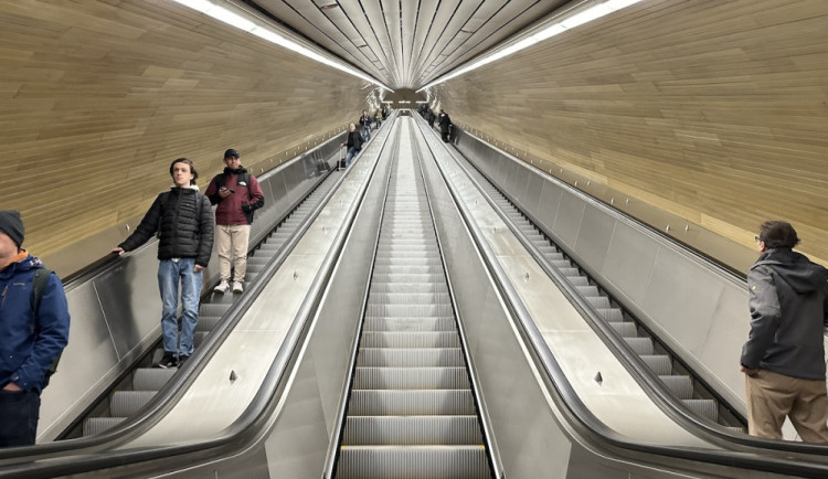 POLITICKÁ KORIDA: Má zůstat stanice metra Jiřího z Poděbrad bez reklam? Odpovídají zastupitelé