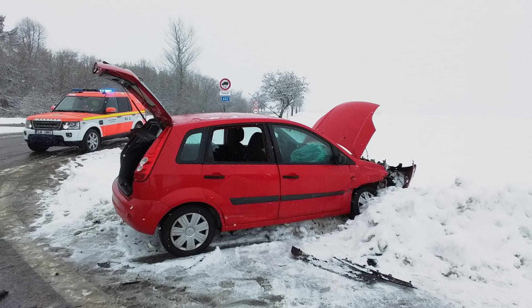 Vysočina je na řadě míst nesjízdná, problémy i okolo Jihlavy. Kdo opravdu nutně nemusí, ať nevyjíždí, apeluje policie