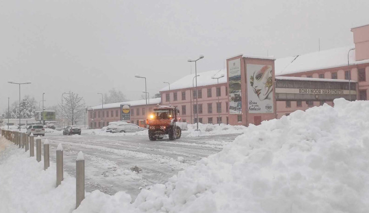 Tisíce domácností bez elektřiny. Jihočeský hejtman vyhlásil kalamitní stav