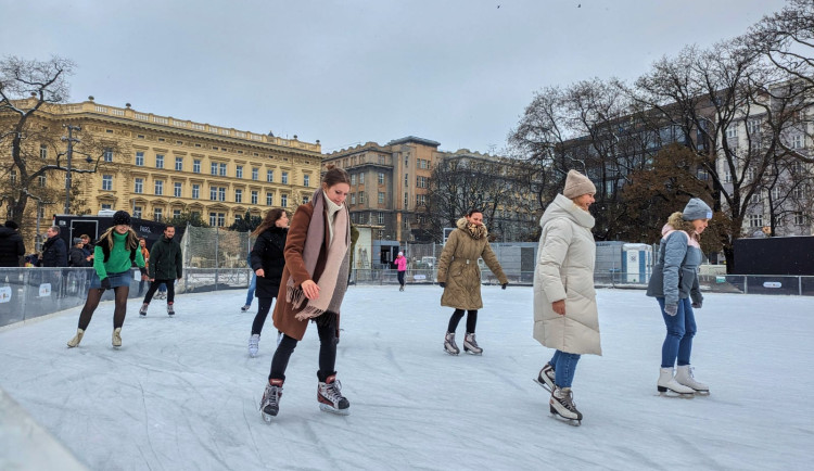 První bruslaři otestovali kluziště na brněnském moři