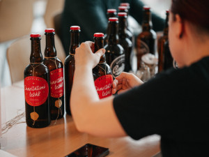 Charitativní ležák z Budvaru pomůže dobré věci. K dostání je na budějckých vánočních trzích