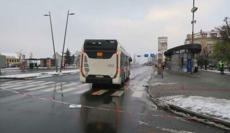 Řidič autobusu na drogách srazil seniorku na přechodu. Případ řeší kriminalisté