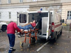 Sanitky v brněnské nemocnici jezdí nepřetržitě, aby mohli pacienti na dialýzu i v noci