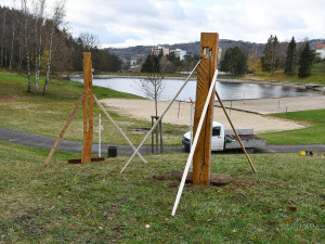 Do Blanska se vrátily pokácené akáty. Tamní umělec z nich vyrobil sochy