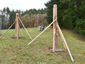Do Blanska se vrátily pokácené akáty. Tamní umělec z nich vyrobil sochy