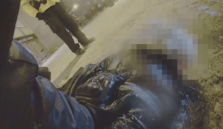 Opilec kazil dětem Mikuláše. Strážníci pro něj byli čerty, peklo suplovala záchytka