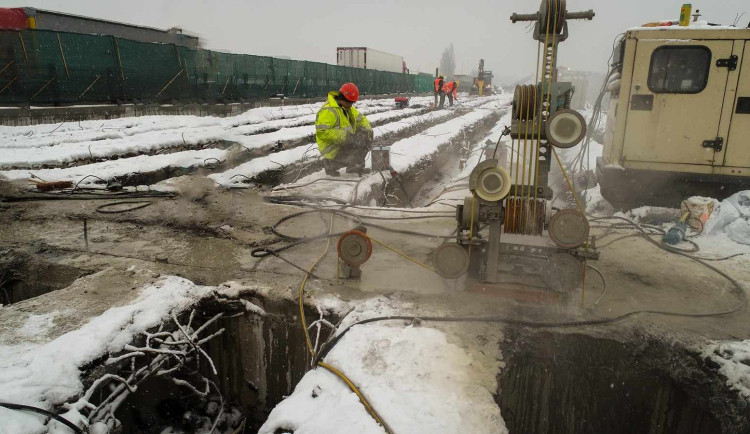 Stavbaři na dálnici D1 v Brně zbourají most přes železnici. Trať čekají noční výluky