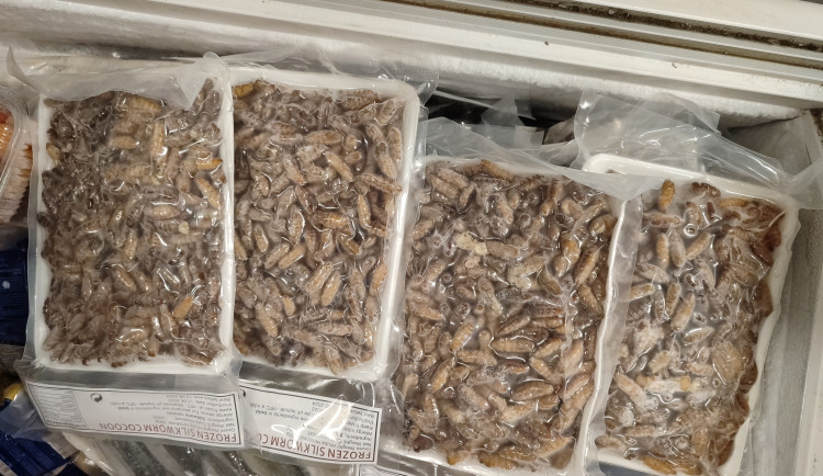 Inspektorky naběhly na asijskou tržnici v Brně. Našly zakázané larvy a záhadné vařené ptáky