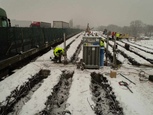 Stavbaři na dálnici D1 zbourají most přes železnici. Trať čekají noční výluky