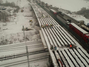 Stavbaři na dálnici D1 zbourají most přes železnici. Trať čekají noční výluky