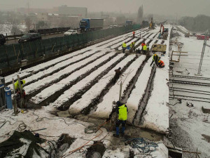 Stavbaři na dálnici D1 zbourají most přes železnici. Trať čekají noční výluky