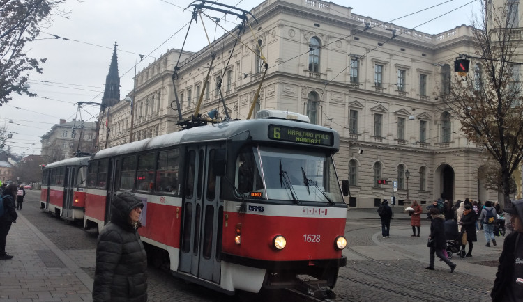 Adventním Brnem cestovali opilci a mlátili se v tramvaji