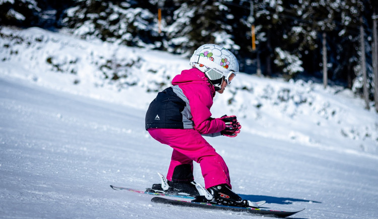 Skiareály hlásí čerstvý i technický sníh. Na jihu Moravy začíná lyžařská sezona