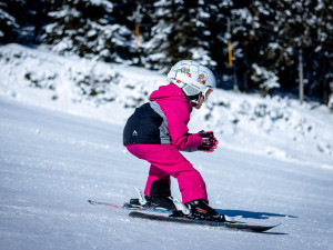 Skiareály hlásí čerstvý i technický sníh. Na jihu Moravy začíná lyžařská sezona