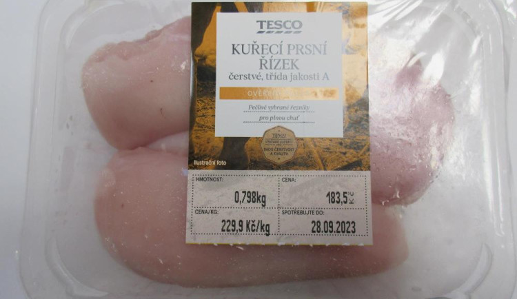 Potravináři varují před kuřecími prsy z Tesca. Je v nich salmonela