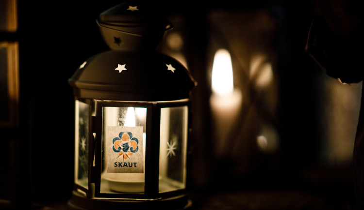 Betlémské světlo přicestovalo do Česka. Plamínek přivezli skauti a v Brně ho předali biskupovi