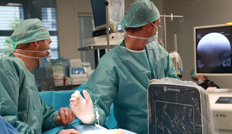 Fakultní nemocnice pomáhá lidem s inkontinencí. Používá novou metodu