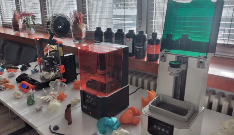 V brněnské nemocnici otevřeli centrum, kde pacientům tisknou kosti i části srdce