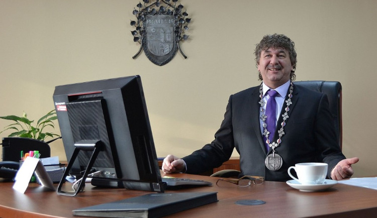 Poslanec Milan Wenzl se ocenil čestným občanstvím Prahy 15. Hlasoval sám pro sebe