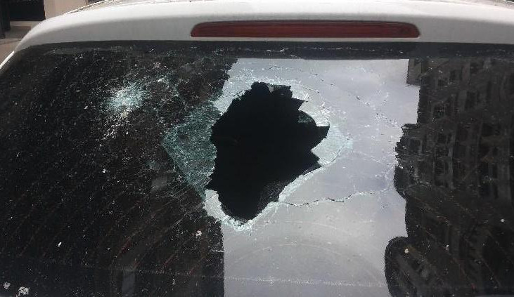 Řidič v Brně zaparkoval auto pod domem. Na zadním skle se mu objevila obří díra