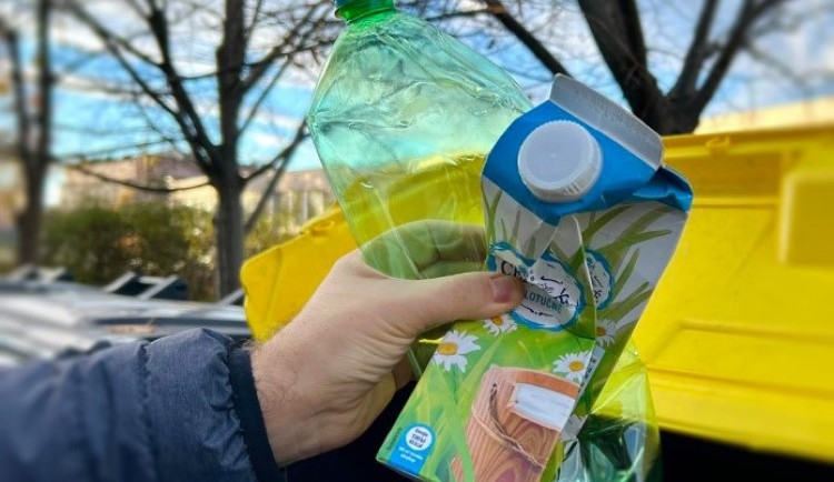 Lidé v Praze mohou nově házet nápojové kartony do kontejnerů na plasty