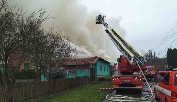Na Hodonínsku hoří dílna. Hasiči vyhlásili třetí stupeň poplachu