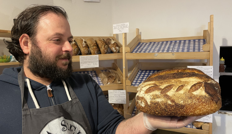 Chleba ze supermarketu se druhý den nedá jíst, říká řecký pekař, který válí v Brně
