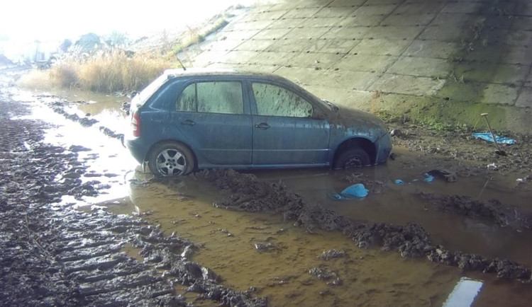 Stavebníky v Brně překvapilo špinavé auto. Kdo ho odtáhne, ptali se?