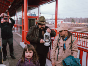 Betlémské světlo vyrazilo z Brna do všech koutů Česka. Plamínek rozváží skautští kurýři